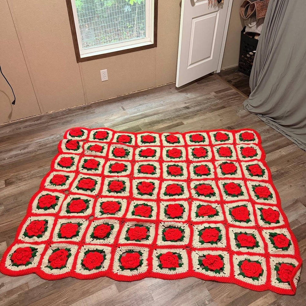 Vintage‎ Handmade Crochet 3D Rose Granny Square Afghan Blanket Red White 64x56